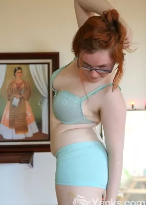 Одинокая девушка с избыточным весом Терри Джейн демонстрирует массивные плечики в очках