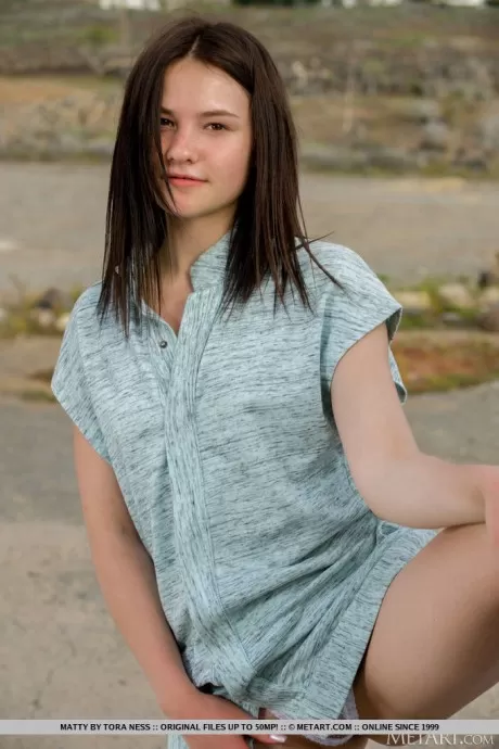 Милая молоденькая Мэтти разбила свою машину перед тем, как обнажиться  5