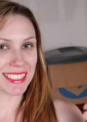 Пышногрудая мамаша снимает юбку и трусики, прежде чем раздвинуть киску