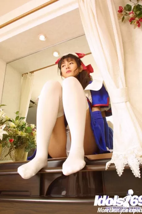 Соблазнительная азиатская красотка в рождественском наряде, обнажающая свои красивые сиськи и кустик