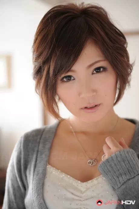 Японскую красавицу Каэдэ Оширо заставляют замолчать после того, как на нее надели наручники в одежде