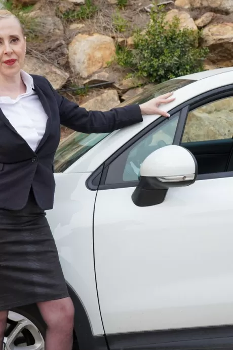 Зрелая леди соблазняет молодого парня, пока он предлагает помощь  1