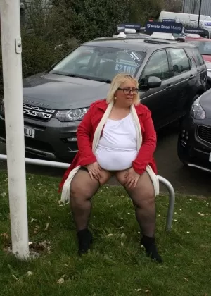 Любительская толстушки Синди Бюст обнажает свои большие сиськи и попку перед игрой с киской