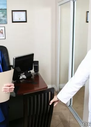 Брюнетка медсестра Шарлин раздвигает свою волосатую пизду в белых чулках и подвязках