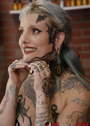 Блондинка любительница Никки Саммер позирует полностью обнаженной для сейфа на съемочной площадке