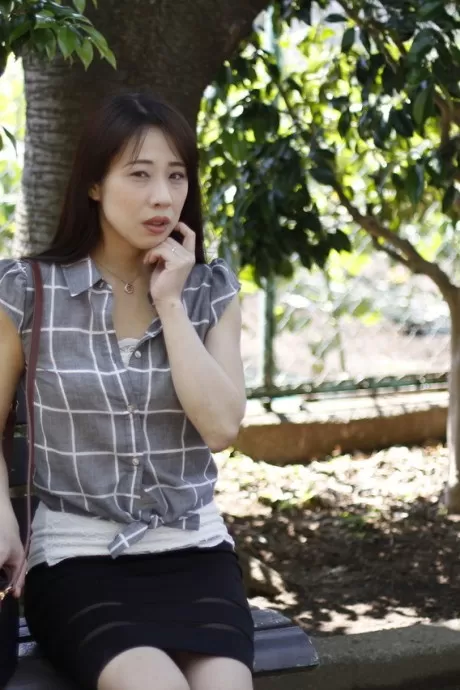 Японка Майко Саэки истекает спермой из своего куста после траха