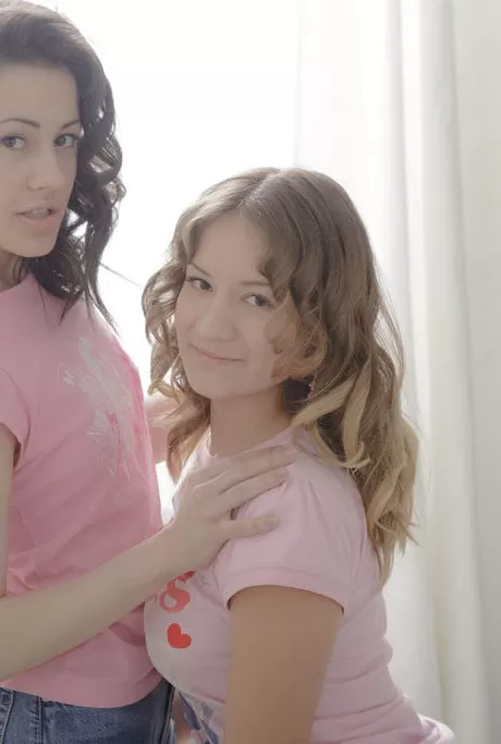 Молодые девушки в гольфах выше колена приглашают парня внутрь для сек 1