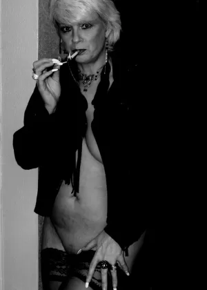 Дымящаяся горячая зрелая негритянка берет наличные и встает на колени топлесс для двуручного рывка