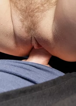 Любительская красотка Алекс Шанс сосет и получает сперму в свою киску