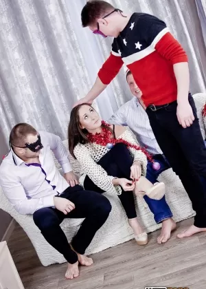 Возбужденная горячая рыжая Джанет Мейсон истекает спермой после этой межрасовой групповухи