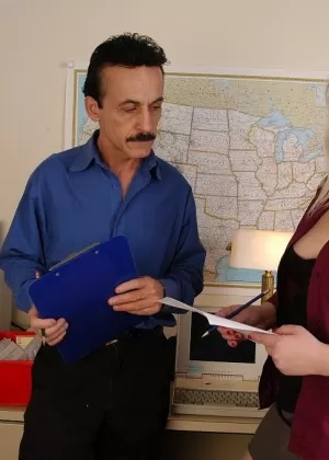 Пухленькая брюнетка секретарша Карина Харт обнажает красивые дыни на работе