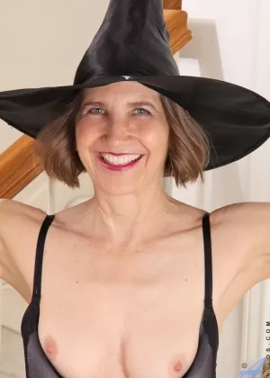 Зрелая Элис Шарп скачет верхом на члене симпатичного парня и принимает его сперму в рот