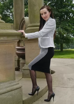 Сексуальная милфа Джесси Фингер раздвигает свою тугую киску после стриптиза