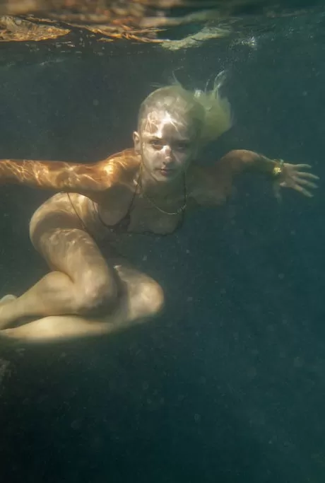 Украинская красавица Ника Н плавает под водой, чтобы позировать обнаженной 1