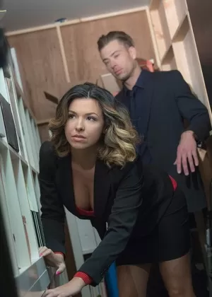 Грудастая офисная работница Даника Диллон пожирает огромный член на каблуках