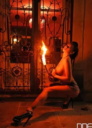 Брюнетке затыкают рот кляпом и привязывают ее к палетке на заднем дворе склада