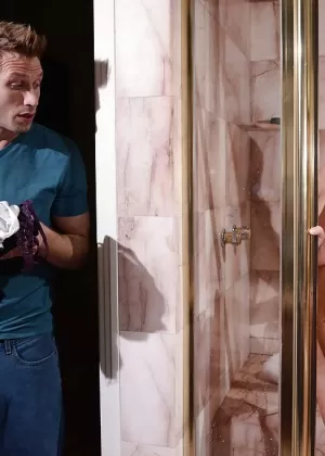 Миниатюрная молоденькая Мелани Мастерс обеспечивает счастливый конец во время мыльного массажа