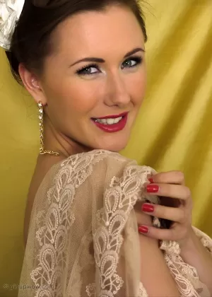 Британская модель в стиле пинап раздевается до бабушкиных трусиков и нейлоновых чулок