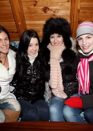 Латиноамериканская милашка Джейд Йентцен отсасывает сразу два члена для эякуляции