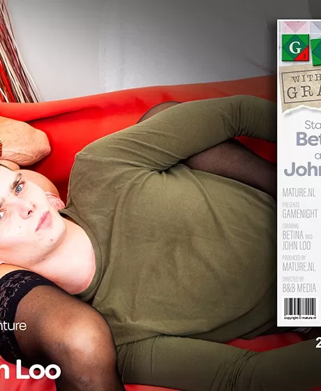 Белокурая пума слизывает сперму со своих пальцев после секса с молод 11