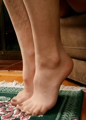 Рыжеволосая Аэлла Рей старше 30 лет гладит свою киску после примерки нижнего белья