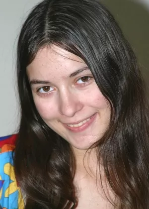 Любительская цыпочка Лариса пальчиком раздвигает свое влажное влагалище, раздеваясь догола на кровати