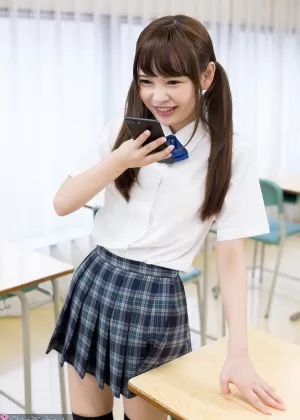 Крошечная азиатская школьница получает сперму на свой язык, пока сосет член своего учителя