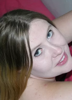 Рыжеволосая SSBBW Scarlet Raven выплевывает сперму после анального секса на футоне