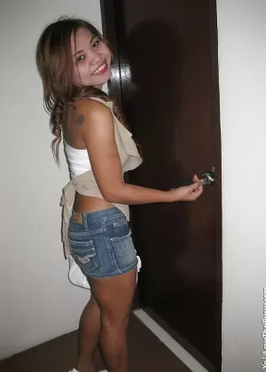 Симпатичная молодая азиатка делает минет и получает сверление своих тугих дырочек