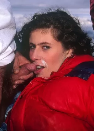 Наглая брюнетка Laura Cat Woman лакает сливки в винтажной групповухе