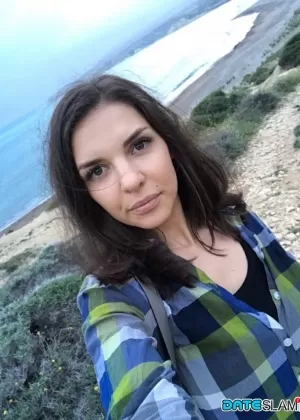 Русская подросток Алина Хенесси делает обнаженные и не обнаженные селфи в течение дня