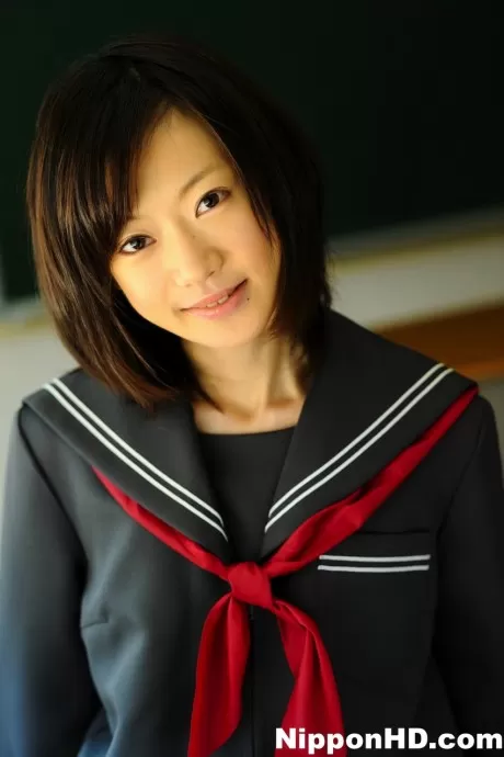 Японскую школьницу Яей Есино двое мужчин ласкают через ее нижнее белье