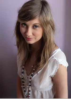 Соблазнительная брюнетка кобылка Лолли А обожает растягивать свою бритую пизду