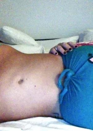 Пышногрудая евро леди Лиэнн Кроу обнажает массивные дыни в домашних селфи