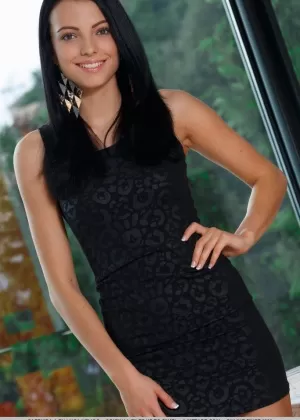 Темноволосая подросток Сапфира А снимает свои высокие каблуки, показывая свою лысую пизду